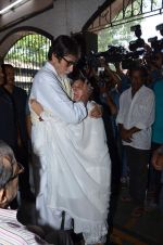Amitabh Bachchan at aadesh shrivastava funeral in Mumbai on 5th Sept 2015